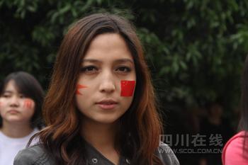 sgp4d slot Wanita muda berwajah pucat berjalan dengan sia-sia ke Taman Chengxi